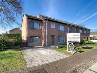 CO IMMO VERKOOPT MOOIE 3-GEVEL WONING MET POTENTIEEL! Prachtig gelegen in een rustige, residentiële woonwijk in het centrum van Steenokkerzeel.De...