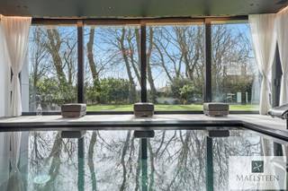 Op wandelafstand van het strand, in een mooie, stille residentiële buurt te Sint-Idesbald (Koksijde) heeft u deze luxueuze en energiezuinige villa...