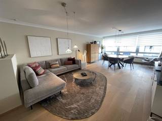 Ideaal gelegen tussen station en de markt in, ligt dit fantastisch groot en knap appartement met twee ruime slaapkamers en een bureel/hobbykamer...