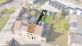 Op zoek naar jouw eerste woning of een interessante investering? Dan is deze instapklare woning precies wat je zoekt.<br /><br />Deze verzorgde rijwoning beschikt over 3 slaapkamers, een zuidwest georiënteerde tuin, aparte garage en zonnepanelen. Bovendien is de woning doorheen de jaren goed onderhouden en gelegen in een rustige, kindvriendelijke straat.<br /><br />Troeven:<br />Zonnepanelen<br />Zuidwest georiënteerde tuin<br />Garage en kelder<br />3 slaapkamers<br />PVC rolluiken<br />Vrij vanaf november 2026<br /><br />Interesse? Schrijf je in voor het lanceermoment op woensdag 22 april en ontvang jouw persoonlijk tijdslot, samen met het volledige verkoopdossier. <br />De geadverteerde prijs is een richtprijs.