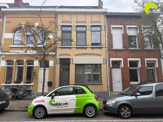 <p><span>In een rustige en gegeerde woonwijk, vinden we deze charmante, instapklare woning  met 3 slaapkamers, </span></p><p><span>en zonnige tuin! Met diverse winkels, scholen en openbaar vervoer, alsook diverse natuurgebieden en andere recreatieve voorzieningen in de directe omgeving, mogen we alvast spreken van een uitstekende ligging!</span></p><p><span>Indeling:</span></p><p><span>We betreden de woning in de inkomhal met gastentoilet, die vervolgens uitgeeft op de ruime en lichtrijke woonkamer met open keuken. De leefruimte is smaakvol ingericht en de centrale haard zorgt voor extra sfeer en gezelligheid tijdens de koude wintermaanden. De keuken werd een 5-tal jaar geleden vernieuwd en is uitgerust met een inductie kookplaat, dampkap, oven en combi-oven, vaatwasser, koelkast, spoelbak, natuurstenen werkblad en voldoende bergruimte. <br /><br /></span></p><p><span>De grote raampartijen achteraan geven ons vervolgens toegang tot het ruime terras met in het verlengde de zonnige, onderhoudsvriendelijke tuin waar het heerlijk vertoeven is! </span></p><p><span> </span></p><p><span>Nemen we de trap naar de bovenverdieping, treffen we 3 volwaardige slaapkamers en de badkamer. De masterbedroom </span></p><p><span>De badkamer beschikt over een ligbad, douchecabine, lavabo meubel en ook de aansluitingen voor wasmachine en droogkast zijn hier aanwezig.  </span></p><p><span> </span></p><p><span>Tot slot is er nog een praktische en droge kelderruimte, ideaal voor extra stockageruimte!</span></p><p><span> </span></p><p><span>Nuttige informatie:</span></p><ul><li><span>Beschikbaar: onmiddellijk</span></li><li><span>Waarborg: 3 maanden </span></li><li><span>Plaatsbeschrijving: € 350 (per partij)</span></li><li><span>EPC: 256 kWh/m² - label C </span></li></ul><p><span> </span></p><p><span>Boek nu zelf ONLINE uw afspraak in. Surf naar het betreffende eigendom op onze website <span>www.habicom.be</span></span><span> en klik op de roze knop 'PLAN EEN BEZOEK'. <br />Kies het moment dat u het beste uitkomt, vul de gevraagde contactgegevens in en klik nadien op verzenden om te bevestigen.</span></p><p><span>Benieuwd naar de waarde van jouw woning? Check het gratis op <span>www.watismijnhuiswaard.be</span></span></p><p><span> </span></p><p><span> </span></p>