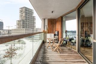 Dit modern en lichtrijk appartement bevindt zich op de vierde verdieping van The Residence, gelegen in Antwerpen-Zuid op de grens met Nieuw-Zuid. Dankzij de zuidgerichte oriëntatie geniet je hier van een prachtig open zicht op het park en het iconische justitiepaleis. De ligging is ronduit uitstekend, vlak bij het Zuidpark, de vernieuwde Scheldekaaien en het KMSKA.<br /><br />Het appartement werd opgeleverd in 2020 en combineert hedendaags wooncomfort met een hoogwaardige afwerking. Met een doordachte indeling en twee terrassen biedt deze woonst een aangenaam evenwicht tussen binnen- en buitenleven.<br /><br />De ruime leefruimte van 35 m² geeft rechtstreeks uit op het zuidgerichte inpandige terras van 11 m², waar je in alle rust kan genieten van het uitzicht. De open keuken met kookeiland is volledig uitgerust met kwalitatieve AEG-toestellen, waaronder een koelkast, diepvriezer, vaatwasser, combi-oven en vierpits kookplaat.<br /><br />Verder beschikt het appartement over twee slaapkamers (11,5 m² en 7,5 m²), die beide toegang hebben tot een tweede terras aan de achterzijde met zicht op de gemeenschappelijke daktuin. De badkamer is voorzien van zowel een ligbad als een inloopdouche. Daarnaast zijn er een apart toilet, een inkomhal met handige vestiairekast en een praktische berging met aansluitingen voor wasmachine en droogkast.<br /><br />Troeven op een rij:<br />• Nieuwbouw, opgeleverd in 2020<br />• Energiezuinig: EPC-label A (E35)<br />• Vloerverwarming in alle ruimtes<br />• Doorlopend parket in leefruimte, hal en slaapkamers<br />• Kamerhoge ramen met vliegenramen<br />• Twee terrassen met open zichten<br />• Lift aanwezig in het gebouw<br />• Afgesloten fietsenstalling in de garage<br />• Mogelijkheid tot huren van een ondergrondse staanplaats<br />• Colruyt in het gebouw<br />• Vaste kosten ca. €110/maand<br />• KI: €1.035<br />• Mobiscore: 9,3/10<br /><br />Dit appartement combineert een uitstekende ligging met modern comfort, veel licht en aangename buitenruimtes, een ideale woonst in het hart van Antwerpen-Zuid.