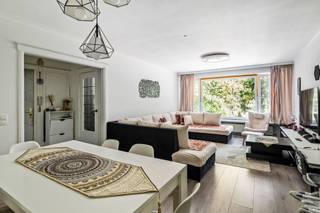 <p><span>Hoek-appartement met 3 slaapkamers en terras!</span></p><p><span>Dit ruim en lichtrijk appartement ligt op de 1</span><span><sup>st</sup></span><span><sup>e </sup></span><span>verdieping van een uitstekend onderhouden gebouw met toplocatie. Winkels, parken, scholen, horeca, sportfaciliteiten, openbaar vervoer en invalswegen zijn steeds vlakbij, evenals het bruisende Antwerpse stadsleven. Vanuit bijna elke ruimte kijkt u uit op de omringende natuurpracht, uw privacy is dan ook verzekerd. Met dank aan onder meer de HR ramen en de recente gevelisolatie heeft het appartement een gunstig EPC, bovendien is het ook asbestveilig en is de elektriciteit conform. Kortom, een garantie op kwalitatief en zorgeloos wonen en/of investeren daar het appartement momenteel verhuurd is.</span></p><p><span> </span></p><p><span>Inkomhal, leefruimte &amp; keuken:</span></p><p><span>De aparte inkomhal op dambord tegelvloer huisvest een ingemaakte vestiaire, een kleine berging en de parlofoon. De leefruimte kijkt uit op het groen en ligt net als de slaapkamers op een prachtige blokjesparket, echter hebben de huurders hier ter bescherming een laminaat over gelegd. De keuken ligt aanpalend de woonkamer en omvat een keramisch vuur, dampkap, koelkast, vaatwasser en de aansluitingen voor wasmachine en droogkast. Toekomstgericht heeft u dus de mogelijkheid om de keuken open te trekken. De wederkerende blauwe tapijt-vloeren werden op initiatief van de huurders over de authentieke tegelvloeren gelegd en zullen uiteraard na het einde van de huur verwijderd worden. </span></p><p><span> </span></p><p><span>Nachthal, slaapkamers, badkamer &amp; toilet:</span></p><p><span>Via de nachthal met ingemaakte kast bereikt u de badkamer, de slaapkamers en het aparte gastentoilet met groene mozaïek en handenwasser. Alle slaapkamers liggen op blokjesparket en 2 kamers verlenen rechtstreeks toegang tot het terras. De riante master geniet enorm veel lichtinval dankzij de hoekligging en de kleinere kamer voorziet in een ingewerkte kast. De badkamer is uitgerust met een bad/douche combinatie, een wasmeubel met spiegelkast, een 2e toilet alsook mechanische ventilatie.</span></p><p><span> </span></p><p><span>Terras, kelder, autostaanplaats &amp; fietsberging:</span></p><p><span>Op het zuidwest-geörienteerd terras kan u in alle rust en stilte volop genieten van de groene omgeving, een streepje zon, al dan niet vergezeld van een goed glas wijn of sprankelend aperitief. De kelderberging is inbegrepen. De bovengrondse autostaanplaats is optioneel (€ 10.000). Fietsen kunnen zowel onder- alsook bovengronds steeds veilig gestald worden.</span></p><p><span> </span></p><p><span>Extra troeven:</span></p><p><span>- Toplocatie</span></p><p><span>- EPC B</span></p><p><span>- Elektriciteit conform</span></p><p><span>- Asbestveilig</span></p><p><span>- HR ramen</span></p><p><span>- ZW-terras</span></p><p><span>- Staat van het gebouw (recente terrassen, dak- en gevelisolatie/-renovatie,...)</span></p><p><span>- Kelder, fietsberging &amp; autostaanplaats</span></p><p><span> </span></p>