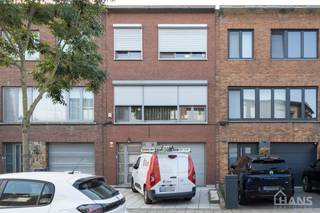 Instelprijs vanaf 395.000 Euro, elk bod wordt ernstig overwogen van dit instelprijs.<br />Deze ruime bel-etagewoning biedt een bijzonder complete indeling met 3 slaapkamers, inpandige garage, polyvalente ruimte, terras én tuin.<br />Op het gelijkvloers betreedt u de woning via de inkomhal. Hier bevinden zich de inpandige garage, een praktische berging, een apart toilet en een polyvalente ruimte met verschillende gebruiksmogelijkheden. Aansluitend bereikt u de tuin, met achteraan een ruime overkapping en bijkomende bergplaats.<br />De eerste verdieping vormt het leefgedeelte van de woning en omvat een nachthal, apart toilet en een ruime leefruimte met aansluitend een open en geïnstalleerde keuken. Vanuit deze verdieping heeft u eveneens toegang tot het terras.<br />Op de tweede verdieping bevinden zich drie slaapkamers en de badkamer. De badkamer beschikt over een dubbel lavabomeubel en een uitgebreide douche-/badcombinatie. De slaapkamers genieten van een aangename lichtinval en bieden voldoende ruimte voor een gezin, bureau of hobbykamer.<br />Een interessante gezinswoning voor wie op zoek is naar ruimte, een praktische indeling, garage en buitenruimte en deze is momenteel verhuurd aan 1.500 Euro.<br /><br />Troeven:<br />• 3 slaapkamers<br />• Inpandige garage<br />• Polyvalente ruimte<br />• Open geïnstalleerde keuken<br />• Terras én tuin<br />• Overkapping met bergplaats<br />• 2 aparte toiletten<br />• Veel bergruimte<br /><br />De beschikbare documenten kan u terugvinden via de downloads op onze website.<br />Voor meer informatie kan u terecht op www.hansvastgoed.com of contact opnemen via info@hansvastgoed.com of +32 3 366 05 30.