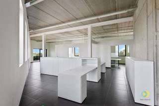 Deze kantoorruimte van 273 m² is gelegen op een uitstekende strategische locatie te Vilvoorde, met vlotte verbindingen richting Brussel, Mechelen...