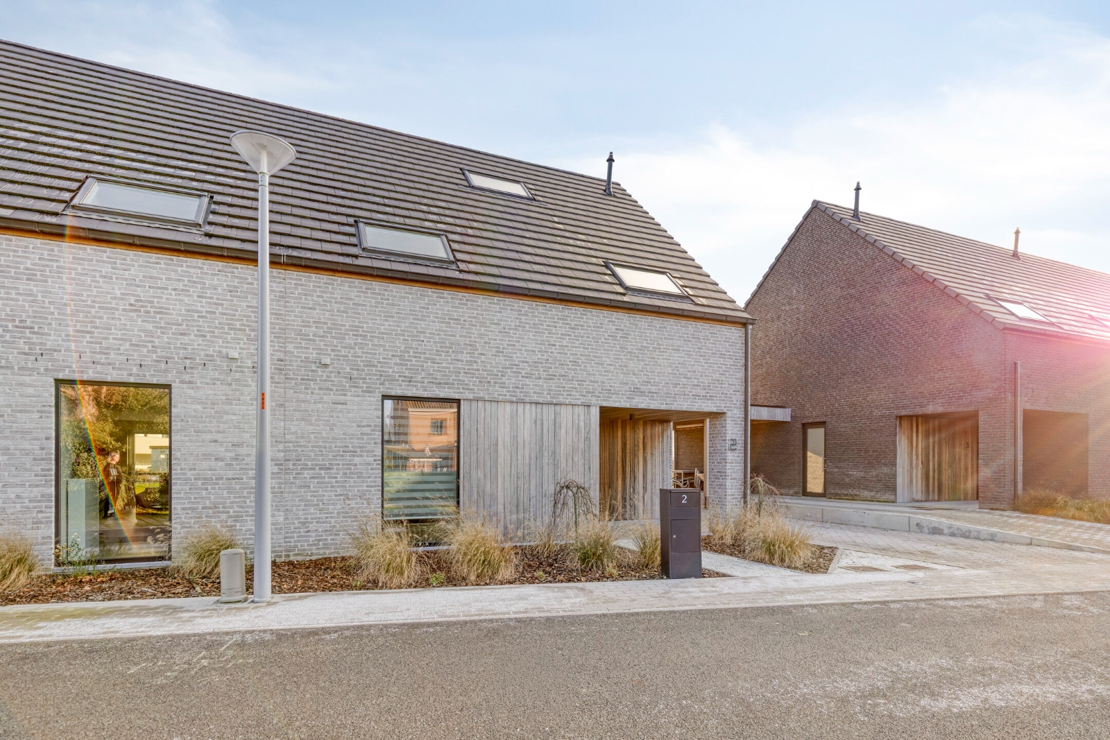 Recente halfopen woning met tuin en carport - foto 4