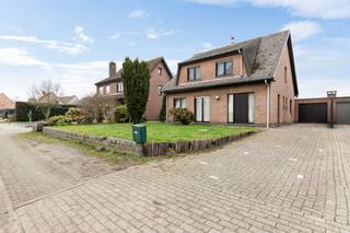 Op te frissen gezinswoning met 4 slaapkamers en ruime garage, gelegen op een perceel van ca. 900 m² nabij het centrum van Essen. De woning dateert...