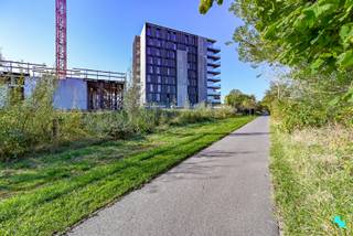 Wonen aan een publiek toegankelijk en groen kasteelpark, vlakbij Kasteel Blauwhuis dat volledig gerenoveerd en gerestaureerd werd, dat klinkt ongetwijfeld als een sprookje. Deze casco kantoorruimte in Kasteeltoren 1, gelegen in de derde en laatste fase van het project beschikt over een bruikbare vloeroppervlakte van ca. 104m². Er zijn nog 2 andere kantoorruimtes van 84m² en 130m² aanwezig. De ruimtes kunnen ook passend zijn voor uitbating vrij beroep. Langs de Patrick Sercudreef kom je over de brug op de projectsite terecht en het te realiseren plein tussen de tweede en derde fase. De nieuw aan te leggen brug over de omwalling geeft bovendien rechtstreeks toegang tot het kasteelpark. Er wordt opnieuw gekozen voor een stijlvolle en tijdloze architectuur in een high-end segment van Govaert & Vanhoutte. Met de toepassing van het geothermisch warmtepompsysteem voor individuele centrale verwarming (vloerverwarming) en sanitair warm water en extra aandacht voor passieve koeling en akoestiek maakt men van duurzaamheid en wooncomfort een prioriteit. Het BEO-veld waar de boringen zich bevinden wordt bovendien eigendom van de gebouwen. De ruwbouwwerken zijn reeds volop aan de gang en men verwacht in februari 2024 reeds wind- en waterdicht te zijn. Neem ook gerust een kijkje op de projectwebsite www.blauwpoorte.be | 051 67 67 57 www.bordes.be