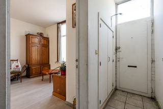 Deze woning is een buitenkans voor wie op zoek is naar een renovatieproject met tal van mogelijkheden op een strategische locatie. Gelegen vlak aan de jachthaven van Eeklo, geniet je hier van een rustige en unieke ligging, en dat op korte afstand van het stadscentrum. De woning vraagt om een grondige opfrissing, maar biedt dankzij haar stevige structuur een sterke basis voor renovatie. Met de juiste aanpak transformeert U dit pand tot een comfortabele gezinswoning of een rendabele investering op een aantrekkelijke locatie.<br /><br /><strong>Indeling van de woning:<br /><br />Gelijkvloers: </strong><br /><br />U komt binnen via de inkomhal die toegang biedt tot de verschillende ruimtes op het gelijkvloers. Aan de voorzijde bevindt zich de lichtrijke woonkamer, die voldoende ruimte biedt om nog een eetkamer te integreren. Aansluitend treft U de keuken, die eenvoudig maar functioneel is ingericht en uitkijkt op het tuintje achteraan. Verder is er een aparte badkamer met ligbad, een extra douchekamer, en een praktische berging en wasplaats.<br /><br /><strong>Eerste verdieping:</strong><br /><br />Hier bevinden zich twee volwaardige slaapkamers. Eén van deze kamers is zeer ruim en kan eventueel ingedeeld worden in twee slaapkamers. De tweede kamer is ideaal als kinderkamer of logeerkamer.<br /><br /><strong>Buitenruimte:</strong><br /><br />Achteraan de woning is er een klein, onderhoudsvriendelijk tuintje dat mits wat liefde kan omgevormd worden tot een gezellige stadstuin.<br /><br /><strong>Extra troeven:</strong><br /><br />✅ Strategische ligging aan de jachthaven van Eeklo<br />✅ Te renoveren woning met veel potentieel<br />✅ Gezellig stadstuintje als extra troef<br />✅ Grote ruimtes en herinrichtingsmogelijkheden<br />✅ Interessant voor investeerders of starters<br />✅ Vlotte bereikbaarheid en centrale ligging<br /><br />Met visie en renovatie-inzet kan dit pand uitgroeien tot een echte meerwaarde op de vastgoedmarkt.<br /><br /><strong>Nieuwsgierig naar de mogelijkheden? Neem gerust contact met ons op voor meer informatie of een bezoek ter plaatse!</strong>