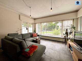<p><span>OPENHUISDAG OP AFSPRAAK WOENSDAG 23 SEPTEMBER</span></p><p><span> </span></p><p><span>OPEN BEBOUWING MET 3 SLAAPKAMERS, GARAGE EN TUIN</span></p><p><span>Richtprijs 349.000 euro</span></p><p><span> </span></p><p><span>Deze woning is gelegen in de nabijheid van de belangrijke invalswegen naar Geraardsbergen, Ninove en Zottegem. Winkels, openbaar vervoer en scholen bevinden zich in de nabije omgeving.</span></p><p><span> </span></p><p><span>Deze woning heeft volgende indeling:</span></p><p><span>Op het gelijkvloers treft u de inkomhal, de ruime living met eetruimte en apart de ingerichte keuken met zicht op de tuin. Verder treft u nog een apart toilet, berging, garage, en de eerste slaapkamer met zicht op de velden.</span></p><p><span> </span></p><p><span>Op de eerste verdieping treft u 2 slaapkamers, de badkamer met douche, bad, dubbele lavabo en toilet. Verder is er nog een kleine dressing en toegang tot de zolderruimte.</span></p><p><span> </span></p><p><span>De woning is omgeven door de tuin en biedt een landelijk uitzicht.</span></p><p><span> </span></p><p><span>Kelder aanwezig</span></p><p><span> </span></p><p><span>De woning wordt verwarmd met centrale verwarming op stookolie en een pelletkachel. Verder beschikt de woning over dubbele beglazing in hout en PVC.</span></p><p><span>TROEVEN:</span></p><p><span>- 3 slaapkamers</span></p><p><span>- Inpandige garage </span></p><p><span>- EPC- label D => geen renovatieplicht !!</span></p><p><span> </span></p><p><span>Voor info of bezoek bel 0472/29.25.04 of stuur een mail naar louis@svena.be</span></p><p><span> </span></p><p><span>Deze gegevens zijn louter informatief en wij kunnen niet aansprakelijk gesteld worden voor eventuele onjuistheden. De bewoonbare oppervlakte is slechts indicatief.</span></p><p><span> </span></p><p><span>Stedenbouwkundig uittreksel/inlichtingen in aanvraag!!</span></p><p><span> </span></p>