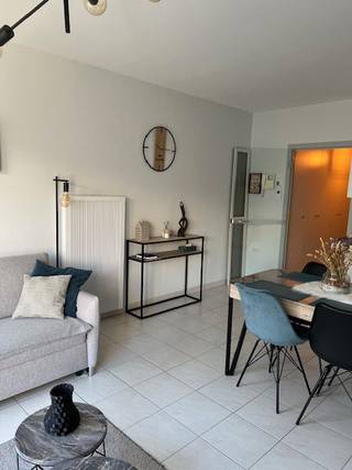 Startprijs bedraagt € 195.000,00. Elk prijsvoorstel vanaf deze prijs zal worden voorgelegd aan de eigenaars die zich het recht voorbehouden dat al dan niet te aanvaarden.<br /><br />Op wandelafstand van de zeedijk van Middelkerke, prachtige studio, omvattende o.a.:<br />•Ruime inkomhal<br />•Wandkasten<br />•Lichtrijke leefruimte<br />•Open keuken<br />•Badkamer met douche, toilet en lavabomeubel<br />•Grote slaaphoek<br /><br />Divers: ABSOLUTE PRACHTKOOP. Instapklare studio tot in de puntjes verzorgd gelegen op enkele stappen van de zeedijk.<br />Grondoppervlakte 46m². P-score en G-score: A. Bevindt zich niet in een risicozone voor overstromingen.<br /><br />EPC 174kWh/m² - Label B - UC1900785-1 - geen renovatieplicht.<br /> 