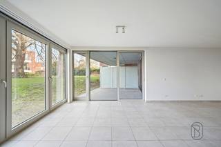 <p>Deze hoogwaardig afgewerkte appartementen zijn uitzonderlijk gelegen in het hart van Ronse, waar comfort en rust perfect samengaan. <br />Op wandelafstand van winkels en openbaar vervoer, en toch geniet u hier van volledige privacy en sereniteit.<br /><br />Elk appartement biedt alle hedendaagse comfort en beschikt over mooie terrassen met een open zicht op de groene binnentuin. <br />De lichtrijke leefruimtes worden gekenmerkt door grote raampartijen, die zorgen voor een aangename sfeer en een sterke connectie met het groen.<br /><br />Bovendien zijn de appartementen energiezuinig en maken ze deel uit van een klassevolle residentie, waar wonen in het centrum hand in hand gaat met groen, rust en kwaliteit.<br /><br />Bezoek na afspraak met Immo Beguin, jouw vastgoedexpert sinds 2009.<br />✉️ guido@immobeguin.be</p>