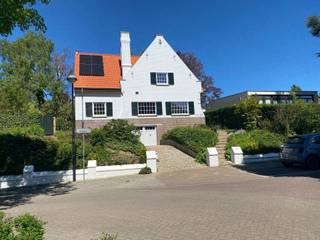 Karaktervolle villa met rondom een oase van groen op toplocatie in Sterrebeek. Deze instapklare villa met vijf slaapkamers werd recent grondig...
