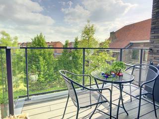 Dit appartement met 2 slaapkamers is gelegen in residentie Aurélie in het centrum van Staden. Het appartement biedt u een uiterst centrale ligging, veel lichtinval,...!! <br /><br />Het appartement bestaat uit inkom, ruime leefruimte die u via het schuifraam toegang biedt tot het terras, open ingerichte keuken (oa. vaatwas,...) met aanpalend een zongericht terras, 2 slaapkamers, badkamer (dubbele lavabo, inloopdouche en toilet), apart toilet, berging met aansluiting wasmachine,...<br /><br />Tevens hoort er bij het appartement een overdekte autostaanplaats met bijhorende berging.<br />Bijkomende syndickosten: 50,00 EUR. <br /><br />* Appartement werd volledig geschilderd<br />* Voorzien van inbouwspots <br />* aanwezigheid alarmsysteem <br />* Beschikt in de slaapkamers over zonnewering<br /><br />** Afwerking met duurzame materialen!! ** <br />(EPB E54 - score: 42 kWh/m² -UC85321)