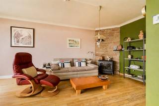 <p><span>Dit lichtrijke appartement van 75 m² geniet van een uitstekende ligging, vlak bij het centrum van Mechelen en op wandelafstand van station Nekkerspoel. </span></p><p><span>Gelegen op de bovenste verdieping van het gebouw biedt het een prachtig open uitzicht en veel natuurlijke lichtinval gedurende de hele dag.</span></p><p><span>Het appartement werd volledig gerenoveerd in 2003 en omvat een ruime woonkamer met open keuken, een nachthal met ingemaakte kast, een badkamer, een apart toilet, een praktische berging en twee slaapkamers die beide toegang geven tot een klein terrasje. Op de overloop, recht tegenover de lift, bevindt zich bovendien een ruime private berging met aansluiting voor een wasmachine en droogkast. Daarnaast beschikt het appartement ook over een eigen kelderruimte.</span></p><p><span>Dankzij de functionele indeling, de centrale ligging en het mooie uitzicht vormt dit appartement een ideale woonst voor starters, koppels of investeerders. Met het opschuren van de parketvloer en enkele beperkte afwerkingswerken kan het appartement volledig naar eigen smaak worden opgefrist en is het meteen instapklaar.</span></p><p><span>Een unieke kans voor wie comfortabel wil wonen op een toplocatie, dicht bij winkels, openbaar vervoer, scholen en alle voorzieningen die de stad te bieden heeft.</span></p><p><span> </span></p><p><span> </span></p>