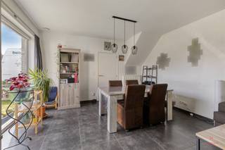 Située dans une impasse tranquille près du centre d'Aalter, cette maison mitoyenne récente allie confort, espace et excellente situation.En entrant,...