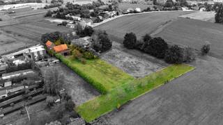 Ideaal gelegen hoeve te koop te Aalst, met centrale ligging aan de rand van de stad.<br />Gelegen nabij Wijngaardveld, Herdersem en centrum Aalst.<br />Uitzonderlijk rustige ligging in een groene open ruimte aan de stadsrand.<br />De woning is van 1953 en is te renoveren of herbouwen.<br />Er kan vergunning verleend worden om de woning te verbouwen, herbouwen, uit te breiden tot een volume van 1.000 m³.<br />Samen met de achterliggende weide gelegen op een totale oppervlakte van 5.878 m².<br />
