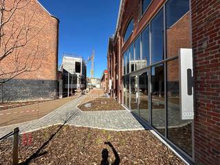 Fenomenaal gelegen kantoorruimte met een oppervlakte van 340 m² en 2 privatieve parkeerplaatsen te koop op amper 300 m van de Doorniksesteenweg...