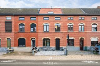 Mis deze buitenkans niet!Deze volledig gerenoveerde gezinswoning bevindt zich op toplocatie te Merelbeke-Melle (mobiscore 8,7/10). Scholen, winkels,...