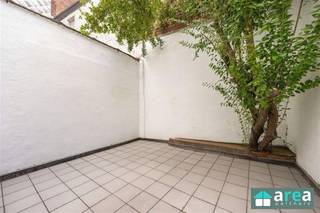 <p><span>Dit volledig gerenoveerd 1-slaapkamerappartement maakt deel uit van een kleinschalig gebouw met slechts 3 wooneenheden, zonder lift. Het betreft een modern gerenoveerd appartement met 1 slaapkamer op het gelijkvloers. Het gebouw werd recent vernieuwd met aandacht voor kwaliteit en energiezuinigheid. Dankzij de centrale ligging woon je in een bruisende buurt vlakbij ’t Stadscentrum, Centraal Station &amp; tal van hippe eet- en drinkplekken. Kortom: alles op wandel- en fietsafstand!</span></p><p><span> </span></p><p><span>Ideaal voor starters of als veilige investering (klassieke verhuur of Airbnb)!</span></p><p><span>Mogelijk rendement van 4,74% (aankoopkost incl. registratie!), bij verhuur aan €850/mnd.</span></p><p><span> </span></p><p><span>Grootste troeven:</span></p><p><span>-Centrale locatie</span></p><p><span>-1ste ingebruikname na renovatie</span></p><p><span>-Gunstig EPC (197kWh/m²/jaar)!</span></p><p><span>-Conforme EK + asbestveilig attest</span></p><p><span>-Dak &amp; zij- achtergevel geïsoleerd (14cm PUR)!</span></p><p><span>-Aparte meters (water, gas &amp; elektriciteit)</span></p><p><span>-Gezellige stadskoer (35m²) met privacy!</span></p><p><span> </span></p><p><span>Indeling: </span></p><p><span>De ruime living gaat naadloos over in de volledig geïnstalleerde en open leefkeuken (samen 32m²) met kwalitatieve Bosch-toestellen. Aansluitend bevindt zich de modern ingerichte badkamer (3m²) met douche en WC met daarnaast een handige berging (2m²). Via de keuken is er toegang tot de zuidgerichte stadskoer (35m²) met voldoende privacy. Aan de voorzijde van het appartement bevindt zich de slaapkamer (13m²).</span></p><p><span> </span></p><p><span>Voor meer informatie kan u terecht bij Area Partners: Info@area.be of 03/284.60.60</span></p>