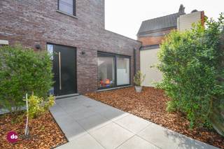 Maison familiale entièrement rénovée dans un cul-de-sac tranquille à Boortmeerbeek En entrant dans la propriété, vous accédez au hall d'entrée avec...