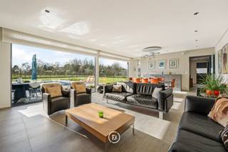 In een rustige en groene omgeving in Brakel bevindt zich deze moderne villa waar comfort, rust en hedendaagse luxe samenkomen. Een woning waar binnen en buiten naadloos in elkaar overvloeien en waar elke dag aanvoelt als wonen in een privé resort.<br /><br />De woning verwelkomt u via een ruime inkomhal met vestiaire en gastentoilet. De leefruimtes zijn bijzonder lichtrijk en worden gekenmerkt door grote raampartijen die zorgen voor een constante connectie met de tuin en het zwembad. De open indeling met zithoek, eetplaats en volledig uitgeruste keuken creëert een aangename en functionele leefomgeving.<br /><br />Op het gelijkvloers bevindt zich een slaapkamer met badkamer en directe toegang tot het terras, wat de woning extra flexibel maakt. De verdieping omvat een masterbedroom met dressing en ensuite badkamer met dubbele douche, wastafel en ligbad met verzicht. Aangevuld met een polyvalente ruimte die kan dienen als fitness, bureau of extra slaapkamer.<br /><br />De tuin vormt een verlengstuk van de woning en is volledig ingericht op beleving en ontspanning. Met een ingebouwd zwembad, poolhouse en meerdere terrassen biedt deze buitenruimte een uitzonderlijke woonkwaliteit. <br /><br />Voor wie maximaal wil genieten van ruimte, natuur en privacy, bestaat bovendien de mogelijkheid om de achterliggende boomgaard met fruitbomen mee aan te kopen, goed voor circa 0,5 hectare extra terrein. Deze uitbreiding versterkt het unieke landelijke karakter van de eigendom en biedt bijkomende mogelijkheden voor tuinbeleving, ontspanning of het creëren van een uitzonderlijk groen woonkader.<br /><br />Dankzij de combinatie van moderne technieken, energiezuinigheid en hoogwaardige afwerking is deze woning volledig instapklaar en klaar voor de toekomst.<br /><br />Een eigendom die zich onderscheidt door haar comfort, technologie en leefkwaliteit, in een rustige en aangename omgeving. Deze eigendom is beschikbaar vanaf 01/02/2027.