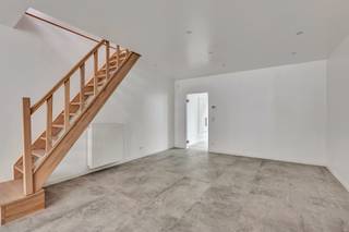 <p>Voor meer info of een bezoek, bel 054 69 39 39 - Deze volledig <strong>vernieuwde stadswoning</strong> (kwalitatieve A-tot-Z-renovatie in 2024) biedt een <strong>bewoonbare oppervlakte van maar liefst 200 m²</strong> en telt <strong>vijf ruime slaapkamers</strong>. De woning onderscheidt zich door de <strong>keuze voor hoogwaardige materialen</strong>, zoals <strong>massief parket</strong>, <strong>grote tegels van 60x120 cm</strong>, een <strong>volledig ingerichte kwaliteitskeuken</strong> en <strong>twee stijlvolle badkamers</strong> – slechts enkele van de vele troeven die dit pand te bieden heeft. De woning bevindt zich op een <strong>strategische ligging tussen de markt en het stadscentrum</strong>. Dankzij de <strong>centrale ligging</strong> en de <strong>hoogwaardige afwerking</strong> is dit een <strong>unieke parel</strong> die je niet mag laten liggen. Ideaal voor <strong>grote gezinnen</strong> of voor wie graag over extra kamers beschikt voor een <strong>zelfstandige activiteit</strong> of <strong>thuiskantoor</strong>. In de <strong>fraai aangelegde binnenkoer</strong> is het bovendien <strong>heerlijk vertoeven tijdens de zomermaanden</strong>. EPC B - Elektrische installatie conform - Asbestvrij - Instapklaar</p>