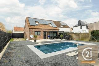 Ontdek deze uitzonderlijke halfopen villa waar stijl, comfort en ruimte harmonieus samenkomen. Deze eigentijdse woning werd in 2023...