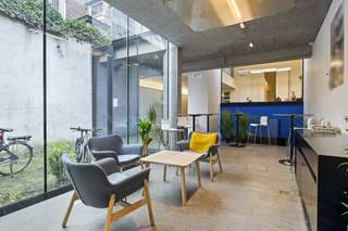 Bent u op zoek naar een ruim en functioneel kantoor met toegang tot buitenruimte? Deze centraal gelegen locatie, het 'Café Defiennes'...