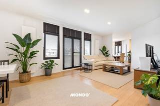 Dit instapklare, exclusieve penthouse is gelegen in de legendarische Art Deco Résidence la France (Jan Van Rijswijcklaan). Het combineert iconische grandeur met ongeëvenaarde hedendaagse luxe – een absoluut must-see luxe appartement in Antwerpen.<br /><br />✨ Highlights<br />Spectaculair Uitzicht: Een riante, lichtovergoten leefruimte met een adembenemend panorama over de skyline van Antwerpen.<br /><br />3 ruime strakke slaapkamers: Drie ruime slaapkamers, elk met rust en maatwerk kasten.<br /><br />Compromisloze kwaliteit: Warme eiken parketvloer, geïntegreerde airconditioning en perfecte afwerking doorheen het hele penthouse.<br /><br />Toplocatie: Wonen op een van de meest begeerde adressen van Antwerpen, met directe toegang tot invalswegen, de Ring en openbaar vervoer.<br /><br />Grijp deze unieke kans. Neem vandaag nog contact op voor een vertrouwelijke bezichtiging.<br /><br />📞 Bel ons voor een afspraak: 0483 60 60 60 (Tim) 📧 E-mail: tim@mondovastgoed.be<br />Mondo Vastgoed - Makelaars maar anders