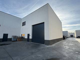 Nieuwbouw magazijn op slechts 500 m van de N60 en ca. 1,5 km van de E17, waardoor er een vlotte verbinding is via de N60.Kenmerken: * Oppervlakte:...