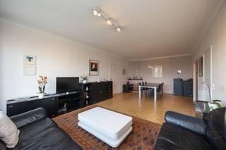 Lichtrijk Appartement met 2 Ruime Slaapkamers en Adembenemend UitzichtOp de vijfde en hoogste verdieping van een verzorgd gebouw aan het groene...