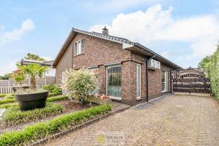 <strong>IDEALIS VASTGOED – RUIME, GERENOVEERDE EN INSTAPKLARE WONING MET 3 GELIJKVLOERSE SLAAPKAMERS, LICHTRIJKE LEEFRUIMTE MET OPEN KEUKEN ÉN AFGEWERKTE 2<sup>e</sup> VERDIEPING MET TOTALE BEWOONBARE OPPERVLAKTE VAN MAAR LIEFST +232M²!! DE WONING IS GELEGEN OP EEN KNAP PERCEEL VAN 7A 92CA IN HET GEGEERDE HERENT (PELT). Deze unieke woning omvat een ruime +-232m² netto bewoonbare oppervlakte met een gezellige woonkamer met aansluitend ruime keuken voorzien van alle comfort met aparte achterinkom/veranda, 3 slaapkamers, uitgeruste badkamer voorzien van douche en ligbad én een volledig afgewerkte 2<sup>e</sup> verdieping die fungeert als woongedeelte met eigen woonkamer, slaapkamer(s) en badkamer. De woning biedt verder een extra ruime garage, pergola, … Een unieke kans voor kandidaten op zoek naar een instapklare woning voorzien van alle luxe, ruimte en vlakbij tal van faciliteiten.</strong><br /><br /><strong>LIGGING: </strong><br />Deze knappe woning is gelegen op een aangenaam perceel in Herent (Pelt), te midden van Peer, Hamont-Achel & Bocholt. Vanuit deze locatie is men op enkele minuten aan sportfaciliteiten, openbaar vervoer, horeca,… en vooral ook een heel groene omgeving. De woning biedt aan de achterzijde een prachtig groene en omheinde tuin!<br /><br /><strong>INDELING: </strong><br /><strong>Gelijkvloerse verdieping: </strong><br />- inkomhal met toegang tot 2<span>e</span> verdieping – slaapkamer 1 – Slaapkamer 2 – Slaapkamer 3 – wasplaats/berging – badkamer voorzien van douche, ligbad en lavabo - woonkamer met aansluitend keuken voorzien van alle comfort – achterinkom/veranda – kelder –<br /><br /><strong>1<sup>e</sup> verdieping: </strong><br />– volledig afgewerkte 2<span>e</span> verdieping (+-95m²) voorzien van woonkamer, badkamer en slaapkamer met mogelijkheid tot het creëren van extra slaapkamers/ruimtes –<br /><br /><strong>Tuin: </strong><br />– Onderhoudsvriendelijke volledig aangelegde tuin met overdekte lounge en vijver – verharde oprit met zeer ruime garage –<br /><br /><strong>EXTRA TROEVEN:</strong><br />- Fijne locatie, centraal t.o.v. omliggende gemeenten<br />- Instapklare woning, goed verzorgd!<br />- woning doorheen de jaren volledig gerenoveerd<br />- Dak vernieuwd in 2020<br />- Nieuwe ramen rond 2018<br />- 21 zonnepanelen geplaatst in 2020<br />- spouwmuurisolatie<br />- Houtkachel in woonkamer<br />- Vloerverwarming<br />- Ramen voorzien van screens<br />- Functionele indeling<br />- 3 ruime gelijkvloerse slaapkamers<br />- Volledig ingerichte 2<sup>de</sup> verdieping voorzien van woonkamer, badkamer en slaapkamer(s)<br />- Praktisch aangelegde groene tuin, een oase van rust<br /><br /><strong>Stedenbouwkundige Inlichtingen:</strong><br />Bouwvergunning - Woongebied - Geen dagvaarding - Geen voorkooprecht – Geen verkavelingsvergunning<br /><br />EPC: 111kWh/m² <strong>met certificaatnummer:</strong> 20240701-0003299486-RES-1<br /><br /><strong>O-peil:</strong> niet overstromingsgevoelig gebied<br />P-score: A<br />G-score: A<br /><br /><strong>Benieuwd naar deze woning? Ons IDEALIS Team geeft U met plezier en steeds vrijblijvend de nodige informatie via e-mail , ter plaatse of op ons kantoor te Pelt.<br />Wenst U advies omtrent uw eigen woning? Graag plannen wij vrijblijvend met U een afspraak in om onze expertise met U te delen, steeds tot Uw dienst!!<br />Neem contact op met IDEALIS VASTGOED op 011/515 565 of mail naar info@idealisvastgoed.be!</strong><br />