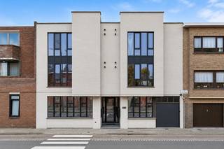 <strong>Investeren in Gent? Hier is je huurder al aanwezig!</strong><br /><br />Op een aantrekkelijke locatie aan de Zwijnaardsesteenweg, vlak bij UZ Gent, bieden we vijf reeds verhuurde studio's aan, met vraagprijzen vanaf <strong>€ 215.000</strong>.<br /><br /><u><strong>Voor meer info alexander@ocvastgoed.be of 0476 62 30 37! </strong></u><br /><br />Een interessante mogelijkheid voor wie wil investeren in vastgoed met bestaande huurinkomsten, zonder eerst zelf een huurder te moeten zoeken.<br /><br />De studio's worden verkocht in hun huidige, niet-gerenoveerde staat, met overname van de lopende huurovereenkomsten. De ramen werden vernieuwd en er werd bijkomende dakisolatie geplaatst.<br /><br /><strong>Beschikbare studio's en vraagprijzen:</strong><br /><strong>- Nr. 648 – € 215.000:</strong> 36 m², eerste verdieping, straatzijde. Huidige huur: € 594/maand.<br /><strong>- Nr. 650 – € 225.000:</strong> 37 m², eerste verdieping, achteraan. Huidige huur: € 572/maand.<br /><strong>- Nr. 652 – € 225.000:</strong> 37 m², tweede verdieping, achteraan. Huidige huur: € 585/maand.<br /><strong>- Nr. 654 – € 215.000:</strong> 36 m², tweede verdieping, straatzijde. Huidige huur: € 548/maand.<br /><strong>- Nr. 656 – € 215.000:</strong> 36 m², tweede verdieping, straatzijde. Huidige huur: € 570/maand.<br /><br /><strong>Waarom investeren in deze studio's?</strong><br />- Bestaande huurders en lopende huurinkomsten<br />- Gelegen vlak bij UZ Gent<br />- Vernieuwde ramen en bijkomende dakisolatie<br />- Gebouw met lift<br />- Mogelijkheid om één of meerdere studio's aan te kopen<br />- Renovatiepotentieel op langere termijn<br /><br /><strong>Slechts 5 verhuurde studio's beschikbaar.</strong><br /><br />Je koopt vastgoed op een interessante Gentse locatie, met bestaande huurinkomsten en mogelijkheden op lange termijn.<br /><br /><strong>Interesse in één of meerdere studio's?</strong><br /><br />Contacteer Alexander van OC Vastgoed op <strong>0476 62 30 37</strong> of via <strong>alexander@ocvastgoed.be</strong>. Ik bezorg je graag het overzicht van de huurinkomsten, de afzonderlijke studio's en de verdere investeringsinformatie.<br /><br />CV: Elektrisch<br />EPC: 316 kWh/m²jaar (D-label) – Bruto vloeroppervlakte: 36 m<sup>2</sup> volgens het EPC-attest <br />Stedenbouwkundige inlichtingen: woongebied, bouwvergunning, geen verkavelingsvergunning, voorkooprecht, geen rechterlijke herstelmaatregel of bestuurlijke maatregel opgelegd.<br />Geen overstromingsgevoelig gebied: P-score: C, G-score: C.<br />Geen renovatieplicht.