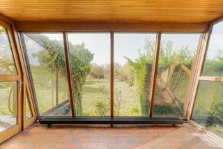 [[ DIT PAND NEEMT DEEL AAN DE ERA OPEN HUIZEN DAG OP 13/6 VAN 9:30 TOT 10:30 ]]
<p>In het landelijke Kruisem, omringd door uitgestrekte velden en rustige <strong>vergezichten</strong>, bevindt zich deze te renoveren open bebouwing op een uitzonderlijk perceel van maar liefst <strong>5.643 m²</strong>. De woning geniet van een <strong>zuidgerichte </strong>tuin en biedt een unieke combinatie van ruimte, privacy en potentieel. Dankzij de ligging in agrarisch gebied geniet u hier van absolute rust, terwijl verbindingswegen naar omliggende gemeenten vlot bereikbaar blijven.</p>

<p><strong>Over de woning</strong><br />Deze te renoveren woning beschikt over een bewoonbare oppervlakte van ca. 225 m² (indicatief volgens EPC) en biedt tal van mogelijkheden voor wie zijn eigen woonproject wil realiseren. Met de mogelijkheid tot sloop en heropbouw vormt dit perceel een uitstekende opportuniteit voor zowel renovatie als nieuwbouw. De aanwezige loods van 141 m² en de ruime tuin met vijver zorgen voor extra functionaliteit en charme.</p>

<p><strong>Indeling</strong></p>

<ul><li>Gelijkvloers: inkomhal, lichtrijke leefruimte, keuken, 3 slaapkamers, badkamer en extra keukenruimte.</li><li>Verdieping: 2 slaapkamers en een ruime zolder die na afwerking perfect kan dienen als berging of extra kamer.</li><li>Kelder en inpandige ondergrondse garage aanwezig.</li><li>Buiten: zuidgerichte tuin met vijver, loods (141 m²) en een aparte inrit die doorloopt tot midden op het perceel.</li></ul>

<p><strong>Kenmerken &amp;amp; troeven</strong></p>

<ul><li>Perceel van 5.643 m² in agrarisch gebied</li><li>Mogelijkheid tot 5 slaapkamers</li><li>Sloop en heropbouw mogelijk</li><li>Zuidgerichte tuin met vijver</li><li>Loods van 141 m² ideaal voor opslag of hobby</li><li>Aparte inrit met toegang tot het perceel</li></ul>

<p>Een unieke kans voor wie ruimte, rust en potentieel zoekt op een toplocatie in de Vlaamse Ardennen.</p>