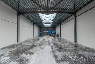 <h3>2 kwalitatieve nieuwbouwloodsen met parkeerplaats!</h3>
<p>Ontdek deze 2 functionele en duurzaam afgewerkte nieuwbouwloodsen, ideaal voor opslag, atelier, showroom of ambachtelijke activiteiten. Beide units zijn uitgerust volgens hedendaagse normen en bieden een uitstekende combinatie van ruimte, veiligheid en comfort. De loodsen zijn bestemd voor niet-hinderlijke bedrijven, kleine en middelgrote ondernemingen.</p>
<h4><span><strong>Loods 1 – 216,16 m² + P9</strong></span>: <strong>€285.000 excl. kosten</strong></h4>
<h4><span><strong>Loods 2 – 195,83 m² + P10</strong></span>: <strong>€259.000 excl. kosten<br /><br />Mogelijkheid extra parking P 8: 3000€ excl. kosten</strong></h4>
<h3>Troeven:</h3>
<ul>
<li>Geen WVI grond</li>
<li>Brandklasse C</li>
<li>Inclusief RWA-installatie</li>
<li>Duurzaam groendak</li>
<li>Bij elke loods inbegrepen: 1 privatieve buitenstaanplaats voor de loods</li>
<li>Mogelijkheid tot aankoop van extra staanplaats(en)</li>
<li>Geschikt voor diverse professionele doeleinden</li>
<li>Ruime regenwaterputten</li>
</ul>
<p>Dankzij de kwalitatieve afwerking en praktische indeling vormen deze loodsen een interessante investering voor eigen gebruik of verhuur.</p>
<p>Interesse? Contacteer ons vrijblijvend voor meer info of een bezoek ter plaatse.<br />Info@yess-vastgoed.be / 050 33 59 03</p>