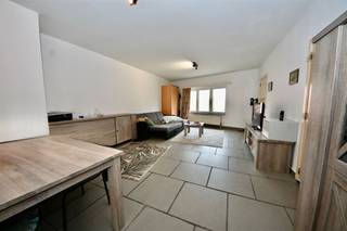 Cet appartement au deuxième étage se compose d'un hall d'entrée, d'un salon spacieux très lumineux, d'une cuisine, de deux chambres et d'une salle...