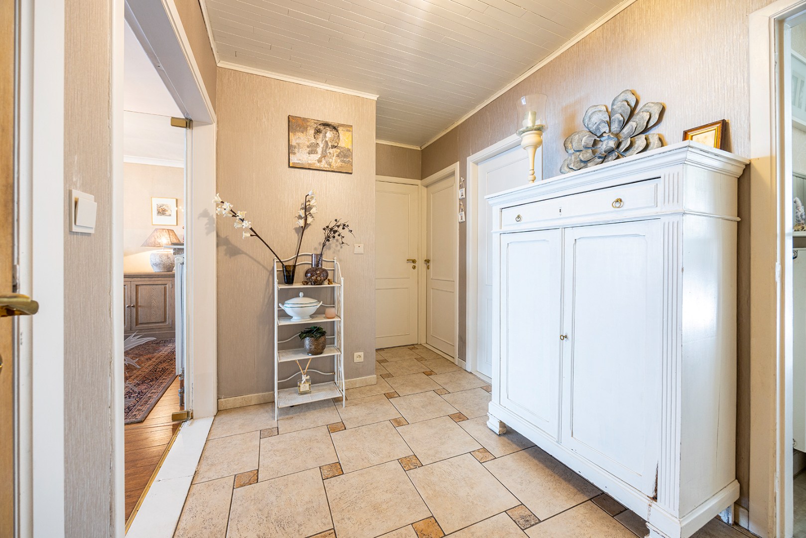 Ruim gelijkvloers appartement met tuin en twee garages - foto 4