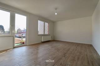 BEZOEKEN KUNNEN UITSLUITEND WORDEN INGEPLAND VIA DE VOLGENDE LINK: <br />https://mijnhuurprofiel.be/property/b2675c99-b318-435c-9d76-2ad6828fc81f<br /><br />Bent u opzoek naar een duplex appartement met drie slaapkamers, terras én een inpandige garage, in het centrum van Sint-Niklaas?<br />Lees en kijk dan snel even verder!<br /><br />Dit appartement bevindt zich in het centrum van Sint-Niklaas. Scholen, winkels en het openbaar vervoer zijn vlakbij (op wandelafstand). Dit appartement beschikt over verschillende opbergruimtes (zowel op de eerste, als op de tweede verdieping). Dit appartement beschikt eveneens over vliegenramen (= extra comfort). Er is een inpandige garage (met automatische poort) voorzien bij dit appartement. <br /><br />Indeling eerste verdieping: <br />U komt het appartement binnen met links een ruime én geïnstalleerde keuken. De keuken is (zo goed als) volledig geïnstalleerd mét ruimte voor een eetplaats. Het terras bevindt zich aan de achterkant van het appartementsgebouw (aansluitend aan de keuken). Berging/wasplaats met aansluiting voor het wasmachine en de droogkast. Rechts bevindt zich de aparte leefruimte waar zelfs ruimte is voor een bureau. Bovendien bevindt zich er nog een extra opbergruimte aan de kant van de leefruimte. <br /><br />Indeling tweede verdieping: <br />Badkamer met inloopdouche en dubbel lavabomeubel. Toilet (apart) met handenwasser. Drie (ruime) slaapkamers, waarvan twee slaapkamers voorzien zijn van een extra opbergruimte die eventueel kan gebruikt worden als (ingebouwde) dressing. <br /><br />Er zijn geen gemeenschappelijke kosten van toepassing. <br />Dit appartement is beschikbaar vanaf 1 december 2026. <br /><br />Dit duplex appartement is ideaal voor iemand die opzoek is naar ruimte, eveneens ideaal voor een co-housing (!)