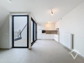 Dit mooi nieuwbouwappartement is gelegen op de 3de verdieping van de Residentie La Poste FASE 2.<br /><br />Deze residentie La Poste is een nieuw project, gelegen op een unieke ligging in het centrum van Eernegem, in de onmiddellijke omgeving van alle winkels, bakkers, scholen, gemeentehuis, bibliotheek…<br /><br />Deze residentie bestaat uit 11 moderne en comfortabele appartementen . Het appartement 3.2 op de derde verdieping bestaat uit: lift - inkomhal - toilet - living - terras van 7,6 m² - keuken - berging - nachthal - 2 slaapkamers - badkamer.<br /><br />Achteraan de residentie worden bovengrondse garages en staanplaatsen alsook een ruime gemeenschappelijke fietsenberging voorzien. Er is een mogelijkheid tot aankopen van een garage: 30.000,00 euro excl. BTW<br /><br />Kortom een lichtrijk nieuwbouwappartement waar u intens kunt genieten van een unieke woonbeleving. <br /><br />EPC: appartement in aanbouw UC: Appartement in aanbouw<br /><br />Voor meer informatie omtrent dit prachtig nieuwbouwproject maak een afspraak via 0476772446 of info@vastgoedsinnaeve.be<br /><br />Nota : Alle vermelde prijzen zijn steeds exclusief kosten en BTW