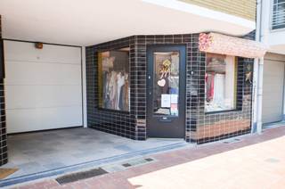 Centraal gelegen charmante winkelruimte met uitstekende visibiliteit gelegen nabij het Driehoeksplein.<br />Dankzij de brede etalage geniet uw zaak van maximale zichtbaarheid. <br />De winkel bestaat uit een verkoopsruimte, toilet en een praktische stockruimte, ideaal voor verschillende handelsactiviteiten. Dankzij de strategische ligging in een commerciële buurt, is dit pand perfect geschikt voor wie op zoek is naar een investering of een eigen handelszaak op een topligging.<br />Troeven:<br />Centrale ligging nabij Kustlaan en Driehoeksplein<br />Grote etalage met veel lichtinval<br />Goede visibiliteit en passage<br /> Stockruimte