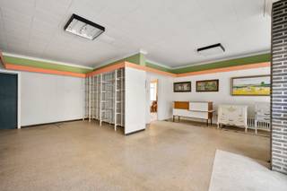 <span>Deze woning is gelegen vlakbij het centrum van Diksmuide</span><br /><br /><span>De woning is als volgt ingedeeld:</span><br /><span>Op het gelijkvloers: polyvalente ruimte, woonkamer, keuken, badkamer, garage, berging, zonnige tuin met ruime tuinberging.<br />Op de eerste verdieping zijn er 4 slaapkamers. Er is eveneens een vaste trap naar de zolder (extra kamer mogelijk).</span><br /><br /><span>PLUSPUNTEN:</span><br /><span>- INPANDIGE GARAGE</span><br /><span>- ZONNIGE TUIN</span><br /><span>- POLYVALENTE RUIMTE<br /><br />Deze prijs is een vanafprijs.<br /></span>