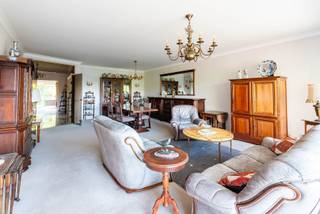 In een groene en rustige zijstraat van de Fruithoflaan in Berchem bevindt zich dit ruim en energiezuinig appartement met een bewoonbare oppervlakte van 142 m² (EPC 154 – label B). Het appartement omvat een ruime inkomhal, twee volwaardige slaapkamers, een badkamer met bad en douche, een apart toilet, een gesloten keuken met bijkeuken en een lichtrijke leefruimte. Twee aangename terrassen zorgen voor extra buitenruimte.<br /><br />In de ondergrondse verdieping is er een garagebox die verplicht dient bijgehuurd te worden aan € 100/maand.<br /><br />De huurprijs bedraagt € 1.200 per maand, met bijkomend € 183 vaste kosten (inclusief waterverbruik en syndickosten). Gas en elektriciteit worden individueel afgerekend.<br /><br />Gelegen nabij winkels, parken, sportfaciliteiten, scholen, station Berchem, de ring en openbaar vervoer.