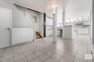 In het hart van Langemark, op wandelafstand van alle voorzieningen, vind je deze bijzonder ruime eigendom. Het pand bestaat uit een comfortabel woongedeelte, een inpandige <strong>opslagruimte van 87 m²</strong> en een <strong>dubbele garage</strong> van 55 m² met uitweg. Ben je op zoek naar een ruime woonst of wil je wonen en werken combineren? Dan is dit zeker iets voor jou!<br /><br /><strong>Indeling van het pand</strong>
<ul>
	<li>Gelijkvloerse verdieping: ruime inkomhal (8 m²), woon- en eetkamer met open keuken (45 m²). De keuken beschikt over een oven, kookplaat, dampkap, dubbele spoelbak en vaatwasser. Daarnaast is er ook nog een apart toilet.</li>
	<li>1ste verdieping: hal (5 m²), 2 slaapkamers (20 - 8 m²) en badkamer (8 m²) met enkelvoudige wastafel, douche en toilet. Boven de opslagruimte (bereikbaar vanuit de opslagruimte via een draaitrap of via de badkamer op het eerste verdiep) hebben we nog een polyvalente ruimte/extra slaapkamer van 60 m².</li>
	<li>2de verdieping: zolder (11 m²) met vaste trap.</li>
</ul>
<br /><strong>Kenmerken</strong>

<ul>
	<li>De woning beschikt over een zonnige tuin met uitweg via het OC.</li>
	<li>Er is een inpandige opslagruimte van +/- 87 m² met een aparte inkom.</li>
	<li>Dubbele garage van 55 m².</li>
	<li>Regenwaterput van 3.000 liter.</li>
</ul>
<br />Bij het isoleren van de daken en het vervangen van de polycarbonaatplaten/enkel glas voldoe je aan de renovatieplicht.<br /><br /><em>* Deze eigendom staat te koop met een vanafprijs van € 180.000. Elk bod vanaf deze prijs worden voorgelegd aan de eigenaar(s) die dit al dan niet aanvaarden. De initiële vraagprijs was € 205.000. *</em><br /><br />Interesse of een vrijblijvend bezoekje? Bel gerust naar Eden op 0470 43 78 21 of mail info@minthus.be