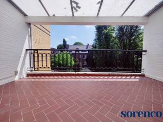 <p><strong>Berchem - Albertpark: Een prachtig en ruim 2 slaapkamer appartement van circa 200m² in een historisch herenhuis met een magnifiek uitzicht op het park, gelegen op een toplocatie. Centraal tegenover het Koning Albertpark, openbaar vervoer, supermarkt, scholen, <span> Brouwerij De Koninck, leuke trendy restaurants, belangrijke in-en uitvalswegen. </span><br /><br /></strong></p>
<p><strong><span>INDELING:</span></strong></p>
<p>Dit karaktervolle appartement bevindt zich op de eerste verdieping van een prestigieus gebouw met een lift, waardoor u gemakkelijk toegang heeft tot de woning.</p>
<p>Via de inkomhal komt u binnen in de royale en lichtrijke LEEFRUIMTE en EETKAMER ca. 94m². Deze bieden een schitterend uitzicht op het park en zijn ook voorzien van een prachtige visgraat parketvloer, waardoor de ruimte een uitnodigende en gezellige sfeer heeft. Hier kunt u heerlijk ontspannen en genieten van het groene uitzicht. Achteraan heeft u het groot zuidgericht TERRAS ca. 15m², deze biedt een ideale plek om buiten te zitten, te genieten van de zon en te ontspannen in alle rust en privacy.</p>
<p>De nieuwe moderne KEUKEN ca. 18m² beschikt over ingebouwde kasten en alle toestellen, verder is er een een aparte berging voor de wasmachine, waardoor u voldoende opbergruimte heeft. Tot slot nog een 2e zuidgericht TERRAS ca. 5m² achteraan.</p>
<p>Via de nachthal bereikt u een apart toilet. Daarnaast zijn er twee zeer ruime SLAAPKAMERS ca. 27m² en 20 m² op parket met elk de aangrenzende BADKAMER ca. 10m². Deze badkamer is voorzien van een inloopdouche, toilet, dubbele wastafel en een handdoekdroger.<br /><br /><strong><span>BIJZONDERHEDEN:</span></strong></p>
* Gelegen op uitstekende locatie tegenover het prachtige Albertpark, nabij openbaar vervoer, supermarkten, scholen, winkels, belangrijke in-en uitvalswegen. <br />* Standingvol en historisch gebouw<br />* Gemeenschappelijke kosten: €200/maand (onderhoud en beheer van het gebouw en de gemeenschappelijke voorzieningen, provisie verwarming en water)