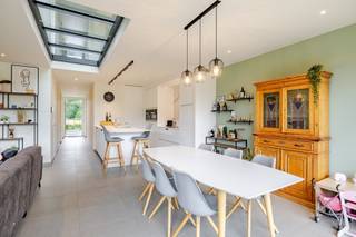 <p><span>Prachtige architecturale parel in Laarne! </span></p><p><span>Deze woning is gelegen op een toplocatie, in de rust en toch vlakbij de dorpskern, verbindingswegen in de nabijheid! Bij deze woning staan licht en architectuur centraal, het prachtige uitzicht wordt van binnenuit optimaal benut! Deze woning werd gebouwd in 2019 en voldoet aan de hedendaagse normen (EPC 26,38 kWh/(m²jaar)!</span></p><p><span>Doorheen de woning zijn er ontzettend veel ingewerkte opbergmogelijkheden en bergruimtes.</span></p><p><span>Op het gelijkvloers bevinden zich de inkomhal, een toilet, een bergruimte met tal van inbouwkasten, een open keuken met aansluitend een ruime berging, en woonkamer met schuifraam dat uitgeeft op de tuin en zicht op groen en natuur.</span></p><p><span>Op de eerste verdieping bevinden zich de masterbedroom, met ingebouwde kasten. Een prachtige open hobbyruimte of bureau. Zowel in de slaapkamer en deze ruimte heeft u een prachtig zicht op de natuur. </span></p><p><span>De connectie met buiten wordt in deze woning centraal gezet. Verder zijn er nog 2 slaapkamers, een apart toilet en een ingerichte badkamer met dubbele wastafel, ligbad en douche. Op de tweede verdieping is er nog een ruime zolder.</span></p><p><span>Er is een carport en voldoende parkeerplaats op de oprit en een tuinhuis.</span></p><p><span>Bent u ook gecharmeerd door deze woning? Neem graag contact op om uw bezoek te plannen.</span></p><p><span>EPC 26,38 kWh/(m²jaar), geen renovatieplicht; Si in aanvraag; P-score A, G-score A; </span><span>Bestuursmaatregelen in het maatregelenregister: nee.</span></p><p><span> </span></p><p><span> </span></p>