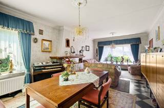 <p><span>Te renoveren woning met veel potentieel op een ruim perceel in het landelijke Schriek.</span></p><p><span>Bent u op zoek naar een woning die u volledig naar eigen smaak kunt renoveren? Dan biedt deze karaktervolle gezinswoning een unieke kans. Op het gelijkvloers bevinden zich een lichtrijke leefruimte, een praktische keuken, een veranda en diverse functionele ruimtes. Op de verdieping vindt u drie slaapkamers en een aparte ruimte die kan worden ingericht als badkamer.</span></p><p><span>De absolute troef is het uitgestrekte perceel van 9.115 m² met een ruime tuin en een aangrenzend weiland, zoals zichtbaar op de luchtfoto. Ideaal voor wie houdt van rust, ruimte en het buitenleven.</span></p><p><span>Dankzij de landelijke ligging in Schriek en de vlotte verbinding naar omliggende gemeenten is dit de ideale eigendom voor wie op zoek is naar een renovatieproject met heel wat potentieel.</span></p><p><span>Maak een afspraak via 015/755 444 of <span>info@immovercammen.be</span></span><span>.</span></p><p><span> </span></p><p><span>Renovatieverplichting: binnen 6 jaar na aankoop dient het EPC-label verbeterd te worden naar minstens label D.</span></p><p><span> </span></p>