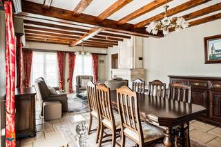 Op een fantastische locatie in Hallaar bevindt zich deze zeer goed onderhouden laagbouwwoning met 2 slaapkamers en aparte garage. U geniet hier van de zeer rustige omgeving, toch met een goede bereikbaarheid en vlakbij het centrum van Heist-op-den-Berg met winkels, eet-en drankgelegenheden, scholen en het openbaar vervoer op wandel- en fietsafstand.<br /><br />We betreden de woning via de inkomhal met apart gastentoilet. De leefruimte met open haard geniet van erg veel lichtinval door de vele raampartijen. U kunt deze inrichten met een gezellige zithoek en een aparte eetplaats. Aangrenzend aan de woonkamer bevindt zich de ruime keuken, voorzien van de voornaamste toestellen. Vanuit de keuken heeft u toegang tot de veranda en het terras, waar u in alle rust en privacy kan genieten van de prima onderhouden tuin en het mooie weer. <br />Via de nachthal bereikt u de 2 slaapkamers en de badkamer, uitgerust met ligbad, douche, toilet en lavabo. Verder beschikt de woning nog over een praktische berging, een praktische wasruimte en een zeer ruime stockagezolder, die u nog diverse mogelijkheden biedt om op te delen en in te richten mits het plaatsen van een vaste trap. De volledige woning is bovendien voorzien van een kruipruimte. Achter de woning beschikt u tot slot nog over een aparte garage die u extra comfort en opbergruimte biedt voor al uw tuinspullen.<br /><br />U bent verplicht om deze woning binnen de 6 jaar na aankoop energetisch te renoveren tot minimum EPC-label D. De woning is asbestveilig. <br /><br />Dit is een uitstekende opportuniteit als u op zoek bent naar een netjes onderhouden gelijkvloerse woning met heel wat potentieel op een uitstekende locatie in Heist-op-den-Berg. Contacteer ons op 0497 14 67 97 voor meer informatie of neem een kijkje op www.boonstravastgoed.be. <br /><br />Bijzonderheden:<br />- Laagbouw<br />- Aparte garage<br />- Uitstekende ligging