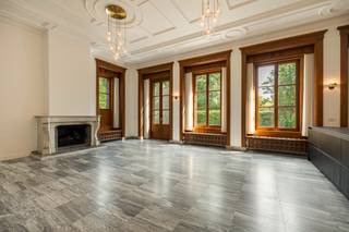 Maak snel uw afspraak via Anne De Block- OC Vastgoed: 0471 38 00 36 of anne@ocvastgoed.be<br /><br />Dit authentiek, lichtrijk, gelijkvloers appartement (132m²) met twee slaapkamers en gezellige tuin bevindt zich in deze prachtige kasteelvilla welke werd opgetrokken in Neogotische stijl in 1912. Zeer centrale en rustige locatie in het dorpshart te Burcht! Belangrijke invalswegen, winkels en scholen op wandelafstand. <br /><br />Indeling - appartement op het gelijkvloers met privatieve ingang:<br />- Lichtrijke leefruimte met royaal plafond van vier meter hoogte en prachtige raampartijen; <br />- Luxueuze uitgeruste keuken voorzien van alle toestellen;<br />- Afzonderlijk gastentoilet; <br />- Twee ruime slaapkamers met uitstraling van eiken visgraat parket;<br />- Marmer ingerichte badkamer voorzien van ruime inloopdouche en dubbele lavabo;<br />- Praktische berging met technische ruimte.<br /><br />De prachtige moulures, verfijnde houtomkastingen rondom ramen en radiatoren en marmeren schouwmantel geven het pand een unieke uitstraling.<br /><br />Prachtig terras met ruime tuinzone (235m²), volledig afgesloten welke garantie op privacy garandeerd. <br />Via de achterste slaapkamer bereiken we een tweede tuinzone met tuinberging en rechtstreekse toegang tot achterliggend park.<br /><br />Private kelderberging aanwezig. <br /><br />Technische gegevens:<br />Conforme elektriciteit, dubbele beglazing en centrale verwarming op aardgas.<br /><br />Bent u op zoek naar een aunthentiek, charme appartement in Burcht, op een boogscheut van Antwerpen? Kom dan zeker langs!<br /><br />EPC 199 (energielabel B) / Bewoonbare oppervlakte volgens het EPC attest zonder terrassen: 132m² <br />Stedenbouwkundige inlichtingen woongebied, bouw vergund, geen verkavelingsvergunning, geen rechterlijke herstelmaatregel of bestuurlijke maatregel opgelegd, geen voorkooprecht.<br />Geen overstromingsgevoelig gebied: P-score: A, G-score: A<br />Geen renovatieverplichting en geen asbest aanwezig.