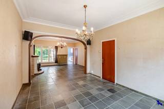 Welkom in Willebroek!<br /><br />Deze te renoveren woning in Willebroek biedt een prima basis voor wie een ruime en comfortabele thuis wil creëren. Met een bewoonbare oppervlakte van 185 m² is er volop ruimte om het interieur volledig naar eigen wens in te richten. Momenteel beschikt de woning over vier slaapkamers, maar dankzij de indelingsmogelijkheden is het eenvoudig om uit te breiden naar vijf slaapkamers, ideaal voor een groeiend gezin of extra gasten.<br /><br />Het perceel van 350 m² omvat een tuin die op te frissen is, waardoor u de kans krijgt om uw eigen groene oase te ontwerpen en te realiseren. Daarnaast is het dak volledig geïsoleerd en vernieuwd, wat bijdraagt aan een betere energie-efficiëntie. De woning beschikt over centrale verwarming op gas.<br /><br />Met een EPC-label E heeft u nu 6 jaar de tijd om de woning naar eigen inzicht te renoveren en te verbeteren. De ligging in Willebroek biedt tevens het voordeel van een rustige woonomgeving met goede verbindingen naar omliggende steden en voorzieningen in de buurt.<br /><br />Interesse gewekt? Contacteer ons kantoor via info@hiro.be of 03 230 00 14!